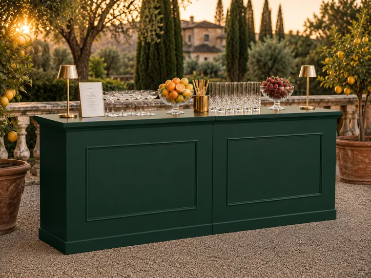 Bancone Boiserie Classic in finitura Capri Green su una terrazza con cipressi e limoni, al tramonto