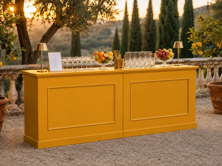 Bancone Boiserie Classic in finitura Limone Mustard su una terrazza con cipressi e limoni, al tramonto