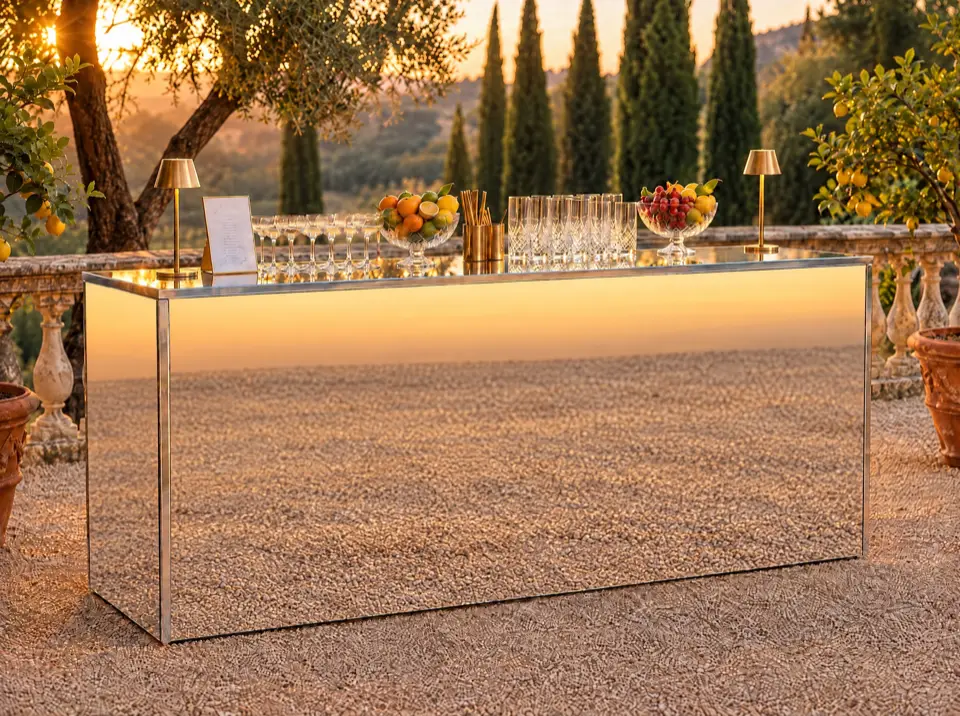 Bancone Mirror Frame a specchio su una terrazza con cipressi e limoni, al tramonto